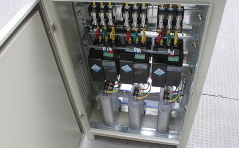 如何快速識(shí)別電容器組中有故障的低壓電容器？